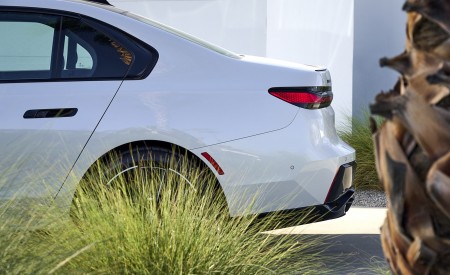 2023 BMW 760i xDrive (Color: Mineral White Metallic; US-Spec) Detail Wallpapers 450x275 (150)