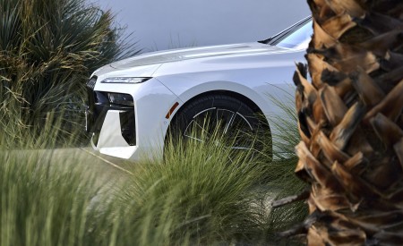 2023 BMW 760i xDrive (Color: Mineral White Metallic; US-Spec) Detail Wallpapers 450x275 (148)