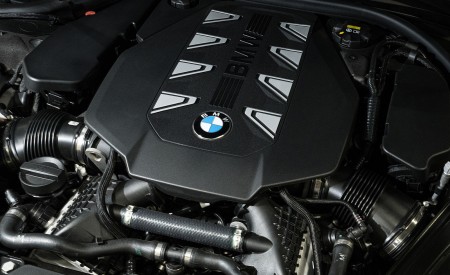 2023 BMW 760i xDrive (Color: Mineral White Metallic; US-Spec) Engine Wallpapers 450x275 (155)