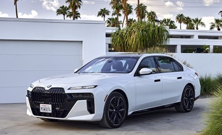 2023 BMW 760i xDrive (Color: Mineral White Metallic; US-Spec) Front Three-Quarter Wallpapers 450x275 (136)