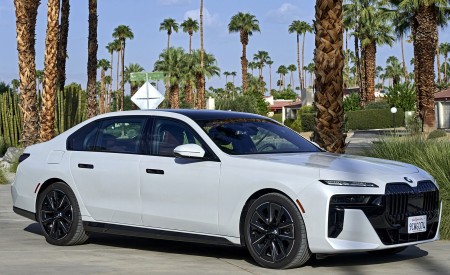 2023 BMW 760i xDrive (Color: Mineral White Metallic; US-Spec) Front Three-Quarter Wallpapers 450x275 (134)