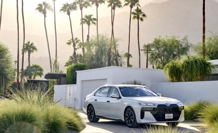 2023 BMW 760i xDrive (Color: Mineral White Metallic; US-Spec) Front Three-Quarter Wallpapers 450x275 (123)