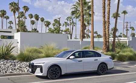 2023 BMW 760i xDrive (Color: Mineral White Metallic; US-Spec) Front Three-Quarter Wallpapers 450x275 (113)