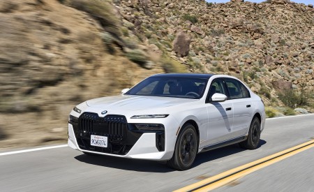 2023 BMW 760i xDrive (Color: Mineral White Metallic; US-Spec) Front Three-Quarter Wallpapers 450x275 (76)