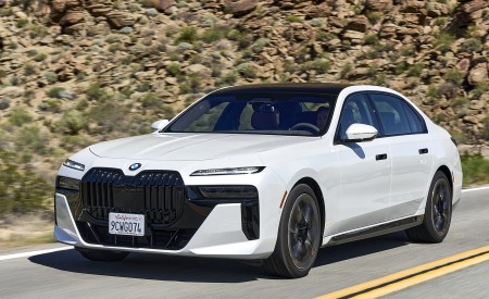 2023 BMW 760i xDrive (Color: Mineral White Metallic; US-Spec) Front Three-Quarter Wallpapers 450x275 (70)