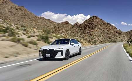 2023 BMW 760i xDrive (Color: Mineral White Metallic; US-Spec) Front Three-Quarter Wallpapers 450x275 (69)