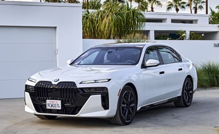 2023 BMW 760i xDrive (Color: Mineral White Metallic; US-Spec) Front Three-Quarter Wallpapers 450x275 (137)