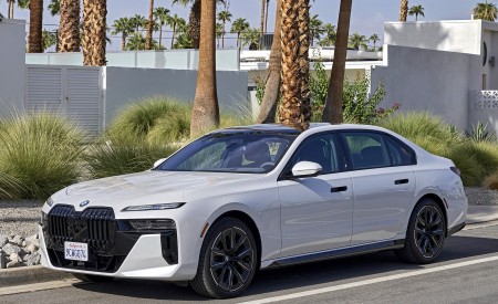 2023 BMW 760i xDrive (Color: Mineral White Metallic; US-Spec) Front Three-Quarter Wallpapers 450x275 (112)
