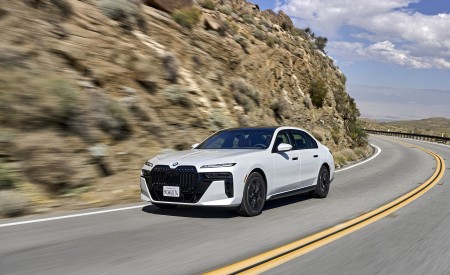 2023 BMW 760i xDrive (Color: Mineral White Metallic; US-Spec) Front Three-Quarter Wallpapers 450x275 (77)