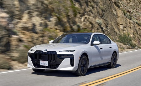 2023 BMW 760i xDrive (Color: Mineral White Metallic; US-Spec) Front Three-Quarter Wallpapers 450x275 (71)
