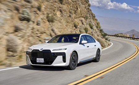 2023 BMW 760i xDrive (Color: Mineral White Metallic; US-Spec) Front Three-Quarter Wallpapers 450x275 (68)