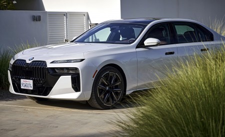 2023 BMW 760i xDrive (Color: Mineral White Metallic; US-Spec) Front Three-Quarter Wallpapers 450x275 (138)