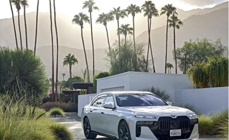 2023 BMW 760i xDrive (Color: Mineral White Metallic; US-Spec) Front Three-Quarter Wallpapers 450x275 (125)