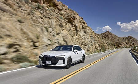 2023 BMW 760i xDrive (Color: Mineral White Metallic; US-Spec) Front Three-Quarter Wallpapers 450x275 (78)