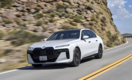 2023 BMW 760i xDrive (Color: Mineral White Metallic; US-Spec) Front Three-Quarter Wallpapers 450x275 (72)