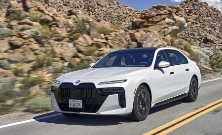 2023 BMW 760i xDrive (Color: Mineral White Metallic; US-Spec) Front Three-Quarter Wallpapers 450x275 (67)