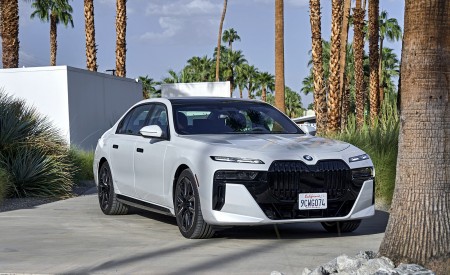 2023 BMW 760i xDrive (Color: Mineral White Metallic; US-Spec) Front Three-Quarter Wallpapers 450x275 (139)