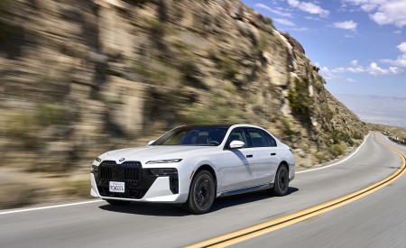 2023 BMW 760i xDrive (Color: Mineral White Metallic; US-Spec) Front Three-Quarter Wallpapers 450x275 (73)