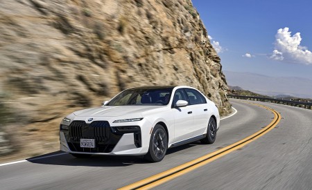 2023 BMW 760i xDrive (Color: Mineral White Metallic; US-Spec) Front Three-Quarter Wallpapers 450x275 (66)