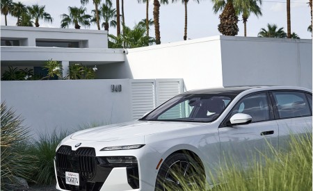 2023 BMW 760i xDrive (Color: Mineral White Metallic; US-Spec) Front Three-Quarter Wallpapers 450x275 (146)