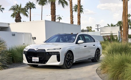 2023 BMW 760i xDrive (Color: Mineral White Metallic; US-Spec) Front Three-Quarter Wallpapers 450x275 (140)