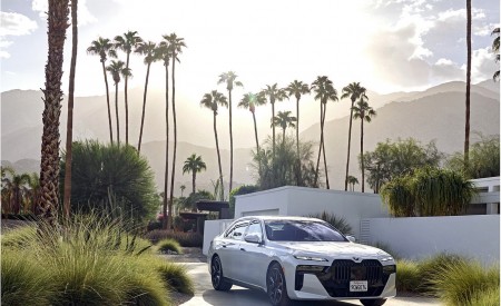 2023 BMW 760i xDrive (Color: Mineral White Metallic; US-Spec) Front Three-Quarter Wallpapers 450x275 (127)