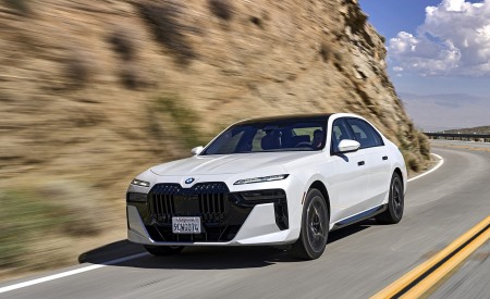2023 BMW 760i xDrive (Color: Mineral White Metallic; US-Spec) Front Three-Quarter Wallpapers 450x275 (74)