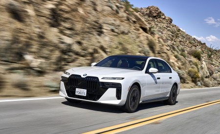 2023 BMW 760i xDrive (Color: Mineral White Metallic; US-Spec) Front Three-Quarter Wallpapers 450x275 (65)