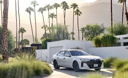 2023 BMW 760i xDrive (Color: Mineral White Metallic; US-Spec) Front Three-Quarter Wallpapers 450x275 (128)