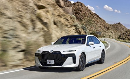 2023 BMW 760i xDrive (Color: Mineral White Metallic; US-Spec) Front Three-Quarter Wallpapers 450x275 (75)
