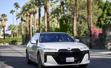 2023 BMW 760i xDrive (Color: Mineral White Metallic; US-Spec) Front Three-Quarter Wallpapers 450x275 (100)
