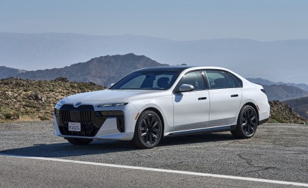 2023 BMW 760i xDrive (Color: Mineral White Metallic; US-Spec) Front Three-Quarter Wallpapers 450x275 (95)