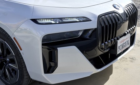 2023 BMW 760i xDrive (Color: Mineral White Metallic; US-Spec) Front Wallpapers 450x275 (147)