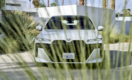 2023 BMW 760i xDrive (Color: Mineral White Metallic; US-Spec) Front Wallpapers 450x275 (114)