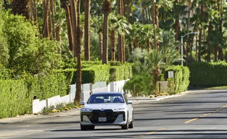 2023 BMW 760i xDrive (Color: Mineral White Metallic; US-Spec) Front Wallpapers 450x275 (101)