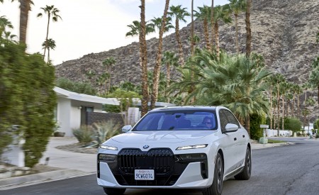 2023 BMW 760i xDrive (Color: Mineral White Metallic; US-Spec) Front Wallpapers 450x275 (98)
