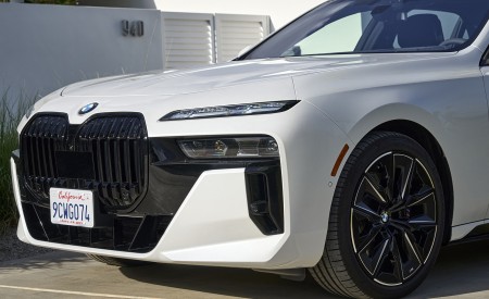 2023 BMW 760i xDrive (Color: Mineral White Metallic; US-Spec) Front Wallpapers 450x275 (145)