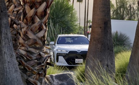 2023 BMW 760i xDrive (Color: Mineral White Metallic; US-Spec) Front Wallpapers 450x275 (115)