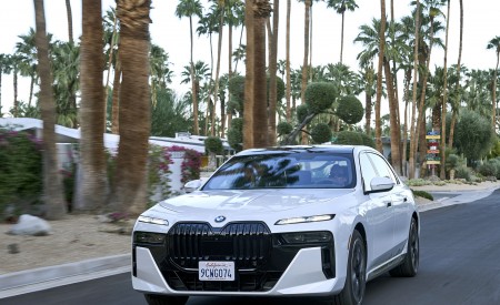 2023 BMW 760i xDrive (Color: Mineral White Metallic; US-Spec) Front Wallpapers 450x275 (102)