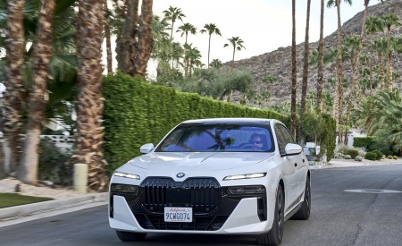 2023 BMW 760i xDrive (Color: Mineral White Metallic; US-Spec) Front Wallpapers 450x275 (99)