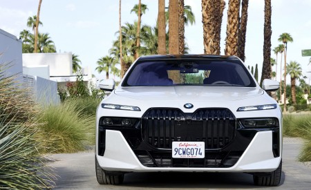 2023 BMW 760i xDrive (Color: Mineral White Metallic; US-Spec) Front Wallpapers 450x275 (116)