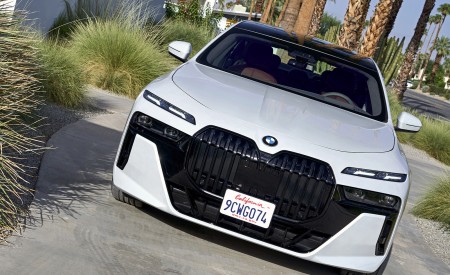 2023 BMW 760i xDrive (Color: Mineral White Metallic; US-Spec) Front Wallpapers 450x275 (117)