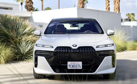 2023 BMW 760i xDrive (Color: Mineral White Metallic; US-Spec) Front Wallpapers 450x275 (143)