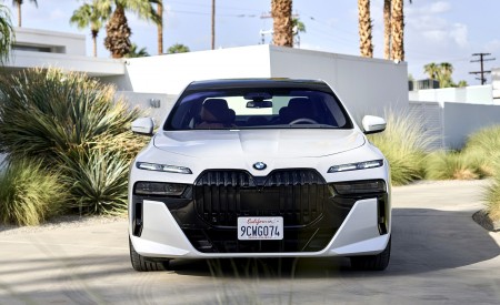 2023 BMW 760i xDrive (Color: Mineral White Metallic; US-Spec) Front Wallpapers 450x275 (118)