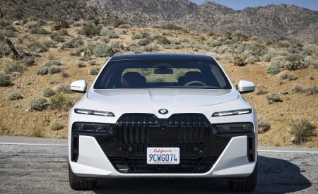 2023 BMW 760i xDrive (Color: Mineral White Metallic; US-Spec) Front Wallpapers 450x275 (96)