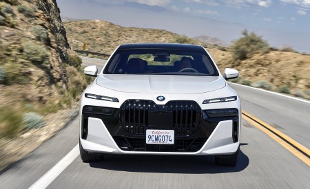 2023 BMW 760i xDrive (Color: Mineral White Metallic; US-Spec) Front Wallpapers 450x275 (64)