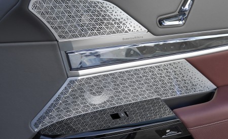 2023 BMW 760i xDrive (Color: Mineral White Metallic; US-Spec) Interior Detail Wallpapers 450x275 (162)