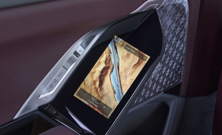 2023 BMW 760i xDrive (Color: Mineral White Metallic; US-Spec) Interior Detail Wallpapers 450x275 (163)