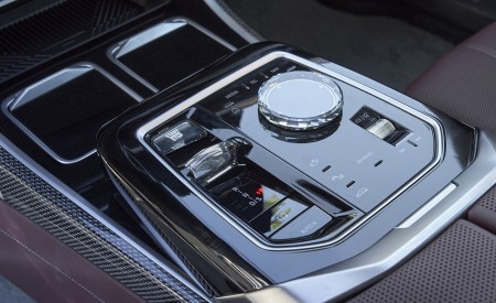 2023 BMW 760i xDrive (Color: Mineral White Metallic; US-Spec) Interior Detail Wallpapers 450x275 (164)