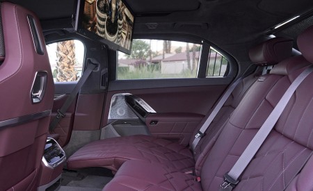 2023 BMW 760i xDrive (Color: Mineral White Metallic; US-Spec) Interior Rear Seats Wallpapers 450x275 (170)